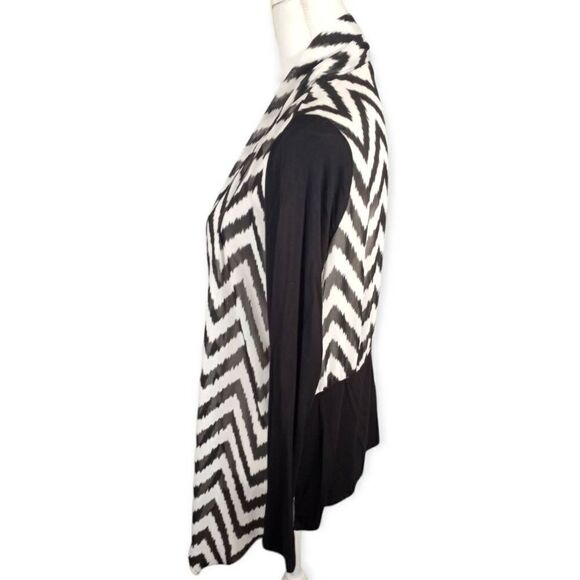 CHRISTOPHER & BANKS BLACK & WHITE CHEVERON PRINT CARDIGAN SZ.S EUC - Picture 2 of 6